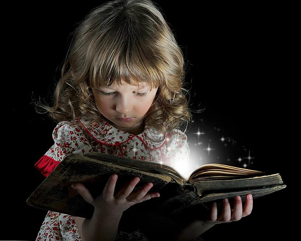 Книги для детей. Девочка с книжкой. Книга для девочек. Чтение сказок.