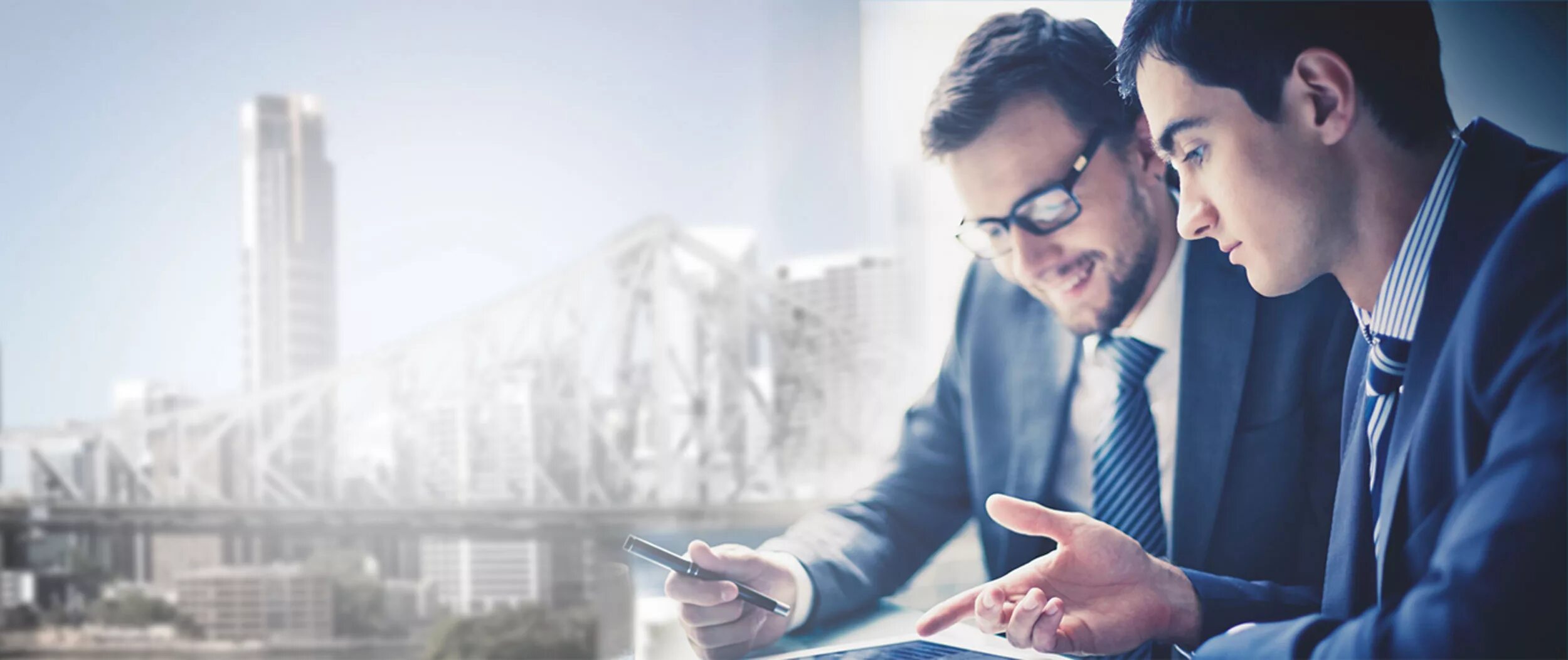 Тренинг иллюстрация. Компьютер и человек. Цифровые стартапы. Play unity game. Веб разработчик.