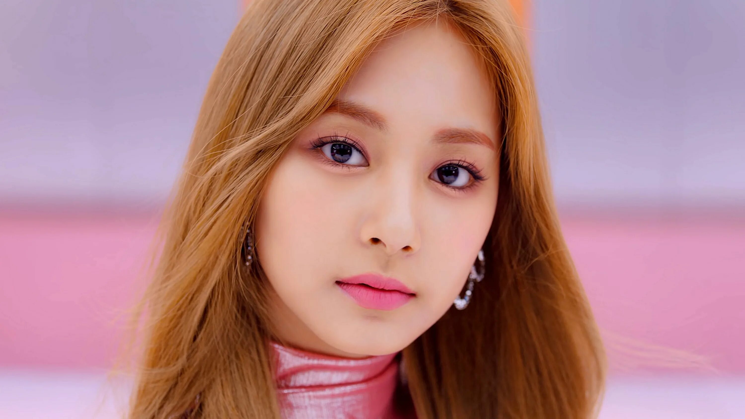 Twice true and false. Цзыюй twice. твайс 2025. момо твайс. twice tzuyu 2025.