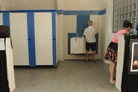 Женщина в раздевалке бассейна