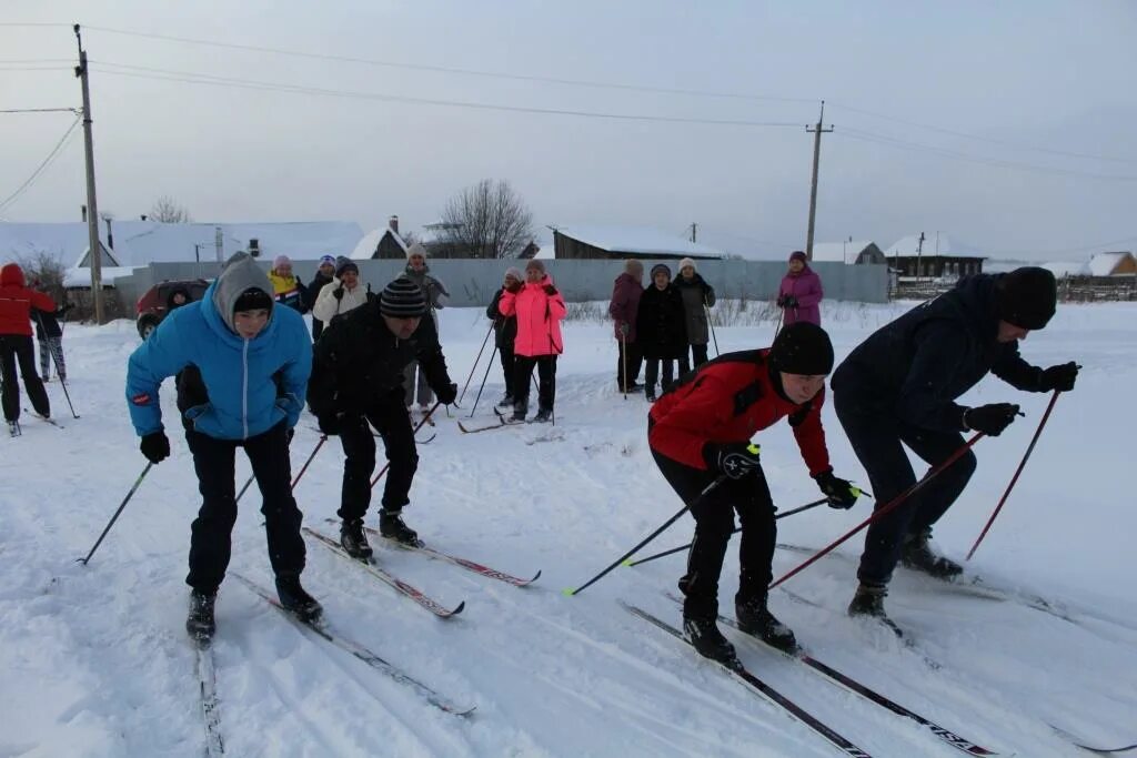 между турбазой и поселком проложена лыжня почтальон