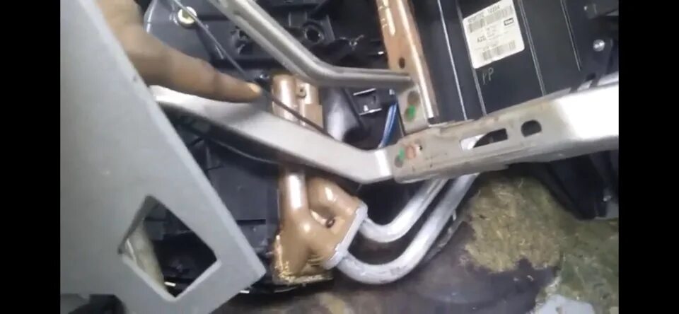 Радиатор печки ваз 2114. Замена радиатора печки smart 450. Радиатор отопителя на калина хэтчбек 2012 года. Радиатор печки тойота селика 202 кузов. Как вытащить радиатор печки.