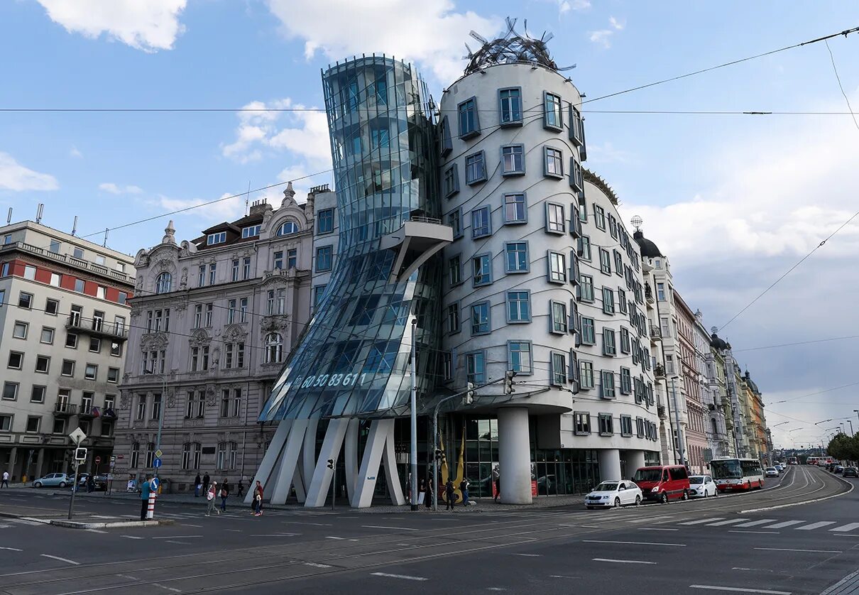 Как называются здания в городе. Танцующий дом Прага Чехия Архитектор Фрэнк Гери. Фрэнк Гери Деконструктивизм здания. Деконструктивизм в архитектуре Танцующий дом.