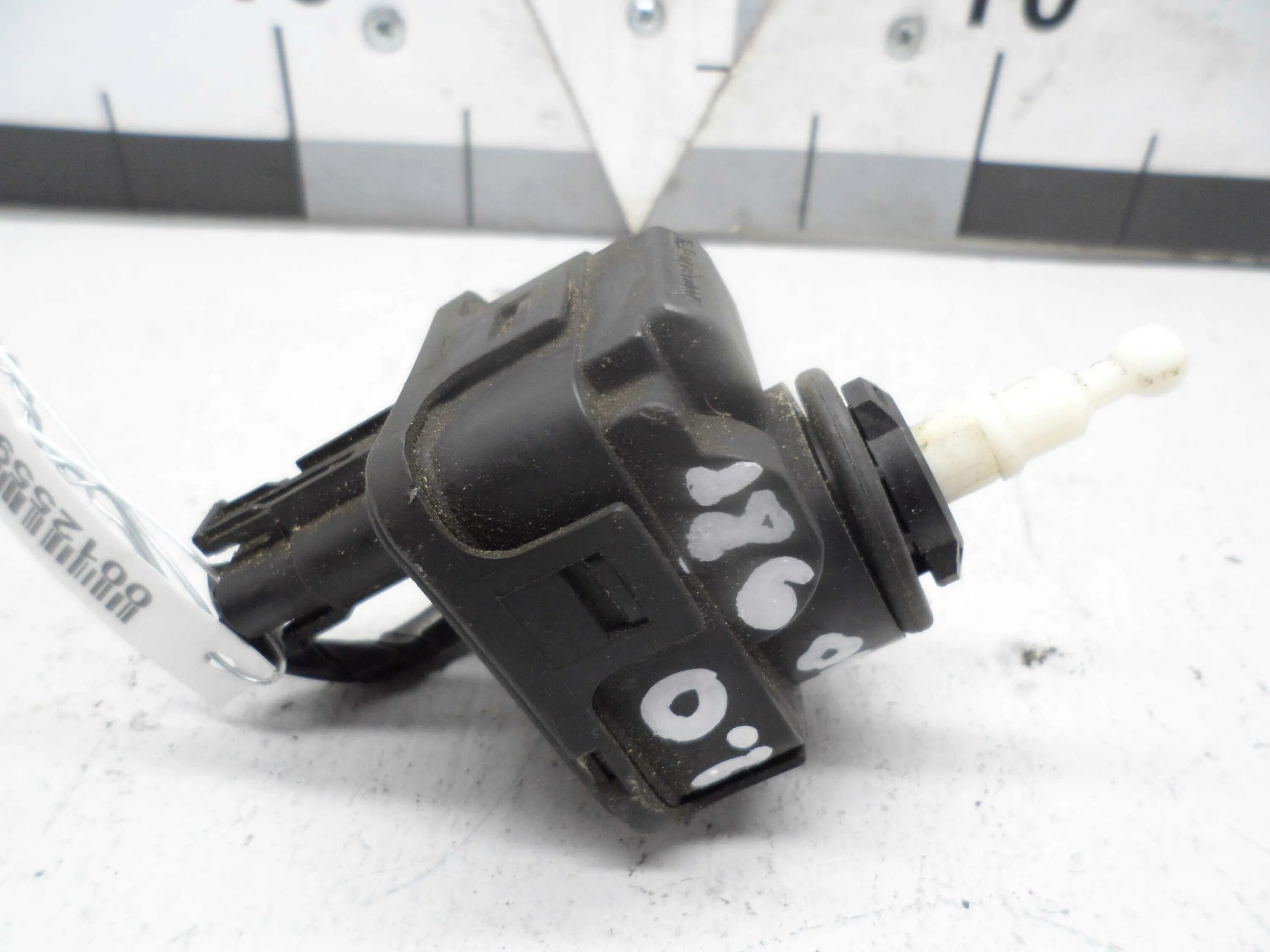 Корректор фар вольво fh. Volvo корректор фары. Корректор фар вольво 940. Мотор корректора фар 2170. Мотор корректора фар focus 2005.