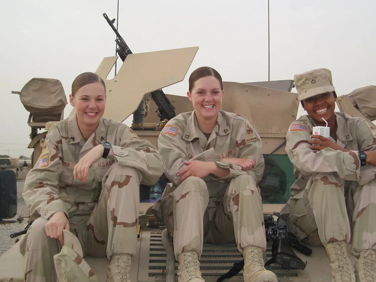 Американская военная девушка. Женщины военные США. Женская американская армия. Девушки в американской армии. Женщины солдаты США.
