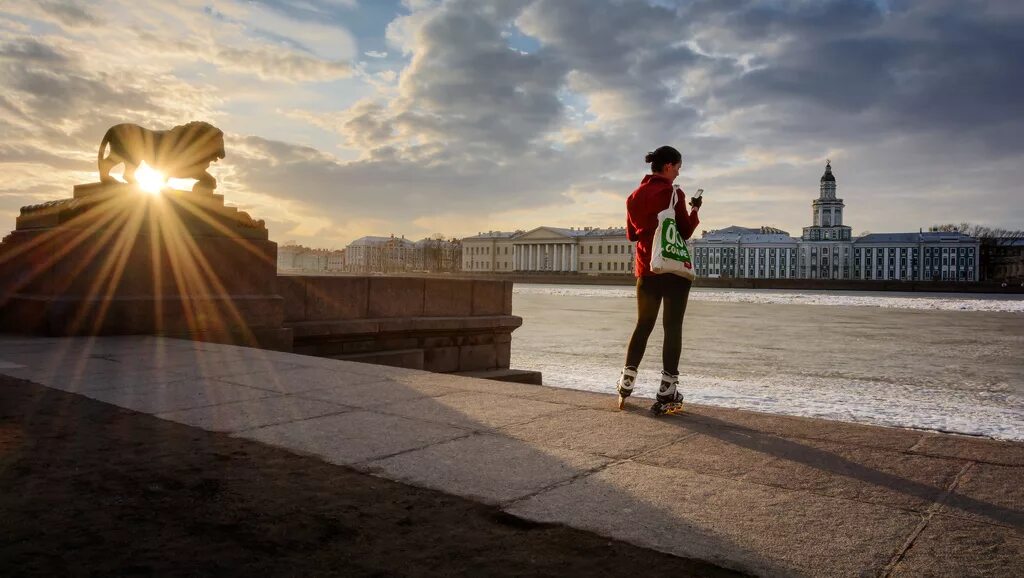 Утро начинается в москве. Фотосессия на фоне Питера. Петербург лето люди. Парень на фоне Питера.