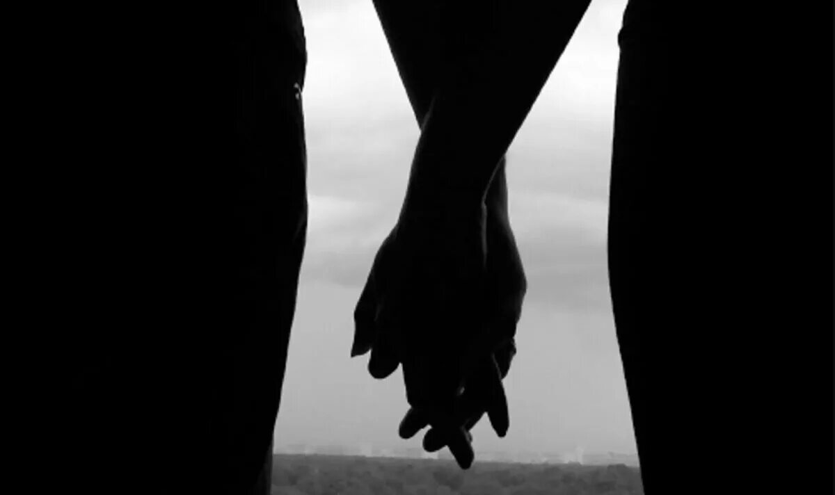 Переплетенные пальцы. Рука в темноте. Две руки черно белое. Рука тянется. Рука черно белая.