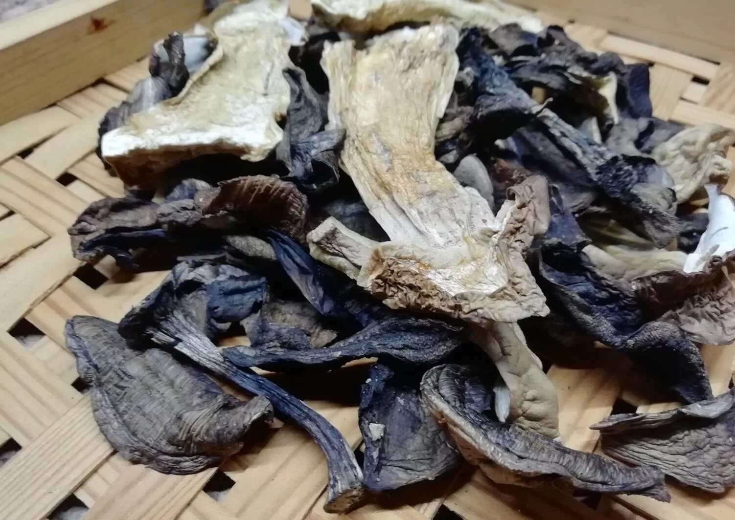 Продукты магазинные список. Мелкие ветки. Зверобой трава сушеная. Пучок травы. Бычья кровь для рыбалки сухая.