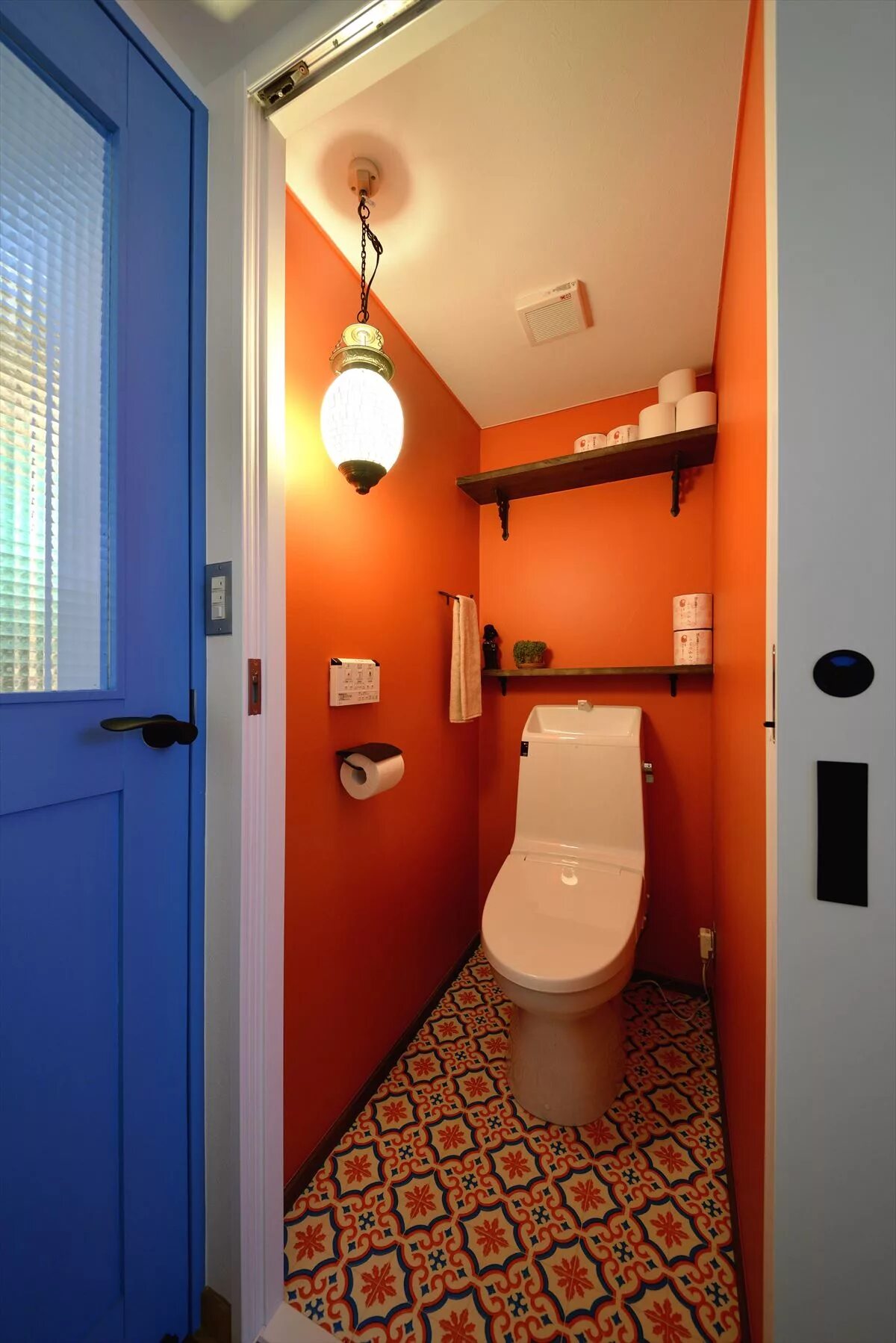 Какой под в туалете. Туалетная комната. Туалет в квартире. Красивый туалет. Туалет в оранжевом цвете.