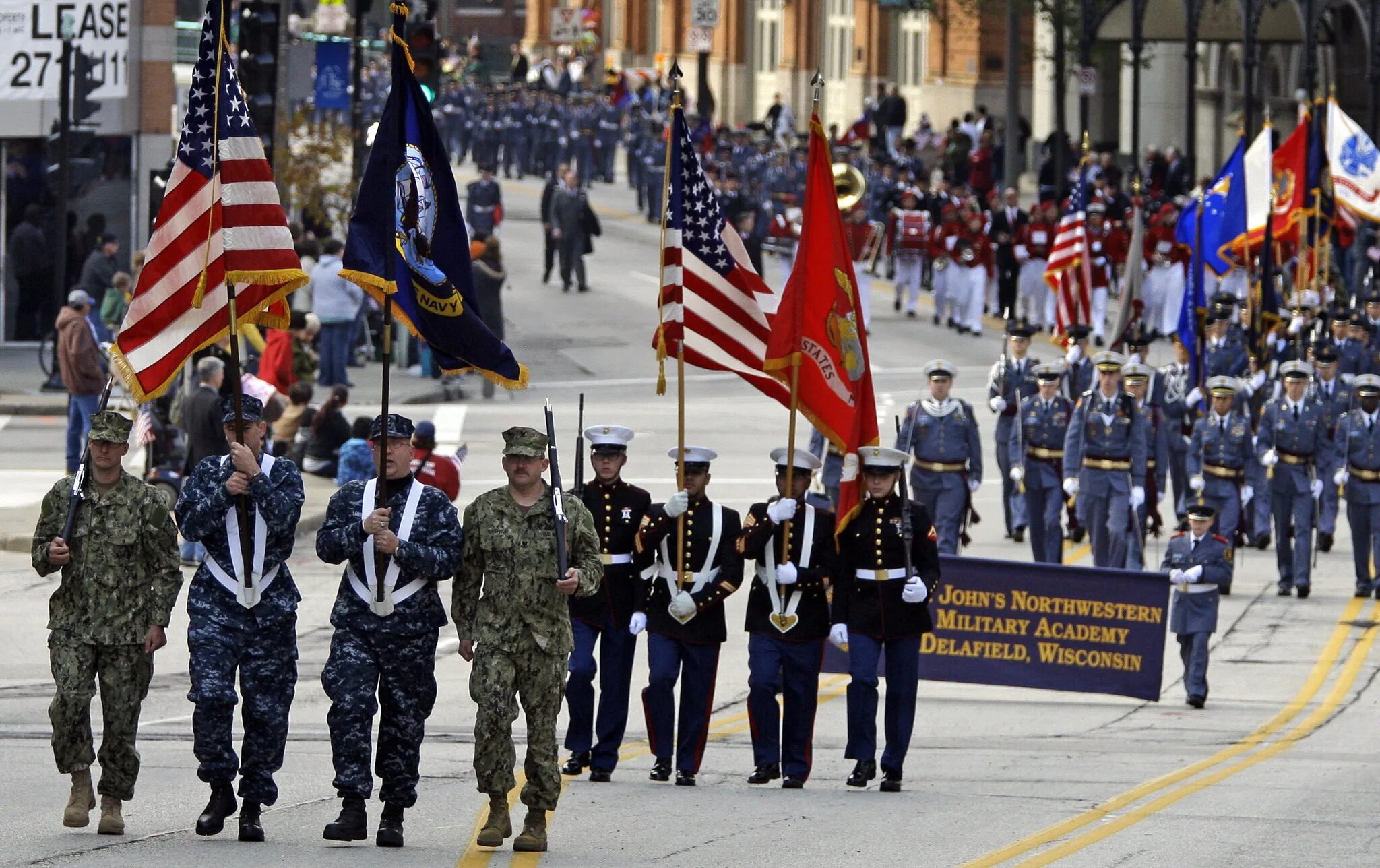 Парад в сша. День ветеранов в США. Парад ветеранов США. Американский ветеран. Военные праздники в США.