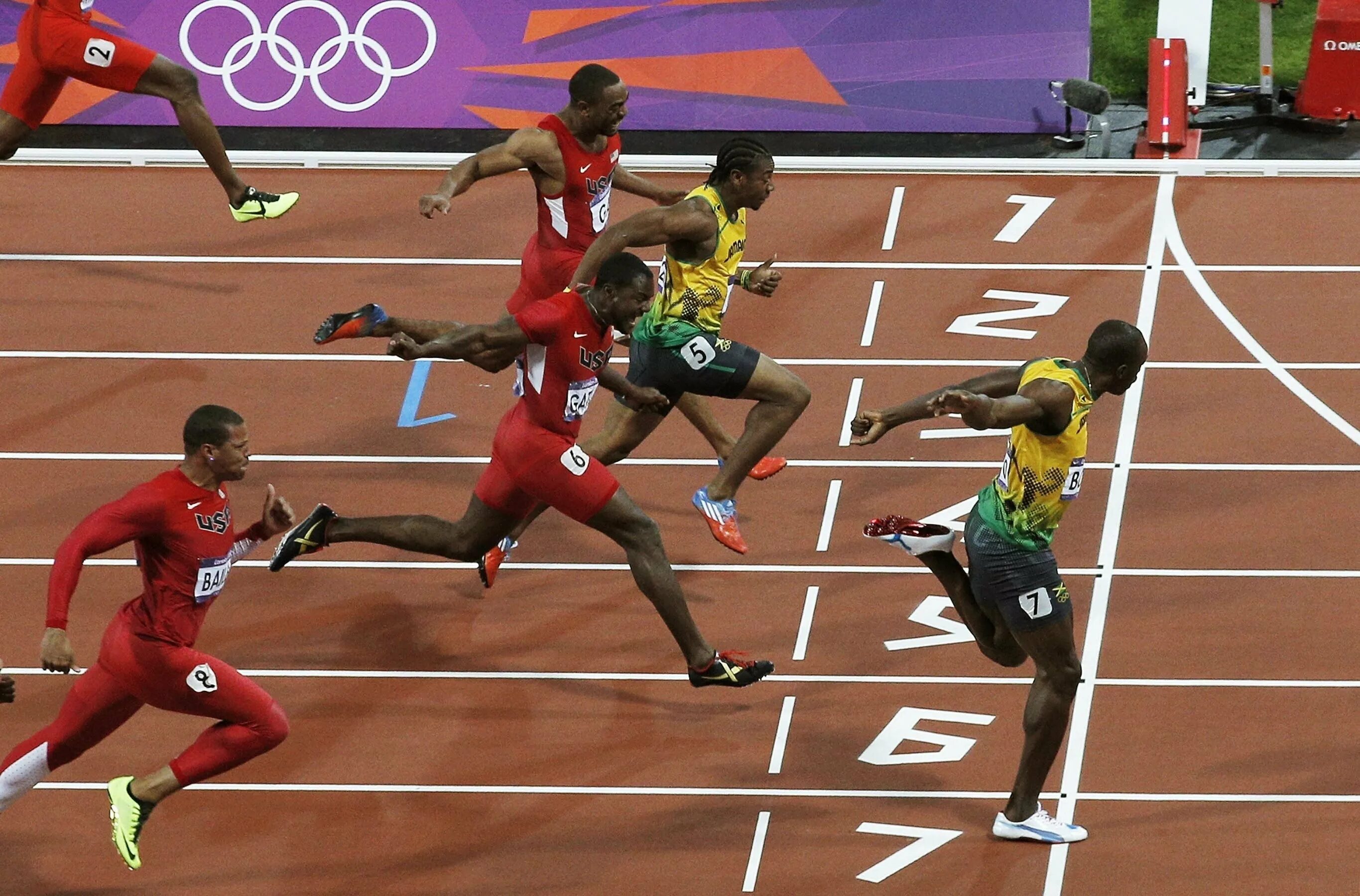 С какого старта легкоатлеты бегут 100 метров. Усейн болт Пекин 2008. Усейн болт 400 метров. Усейн болт 100 метров. Усейн болт бег 100 метров.