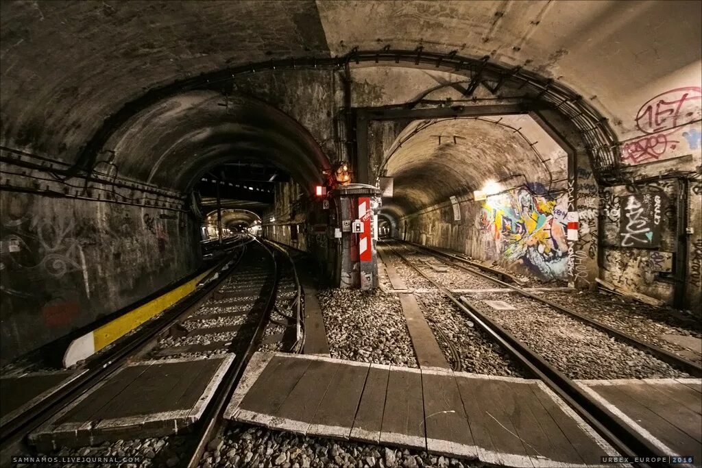 Включи страшную станцию. Метро Парижа тоннель. Старое метро. Тоннель метро. Старый метрополитен.