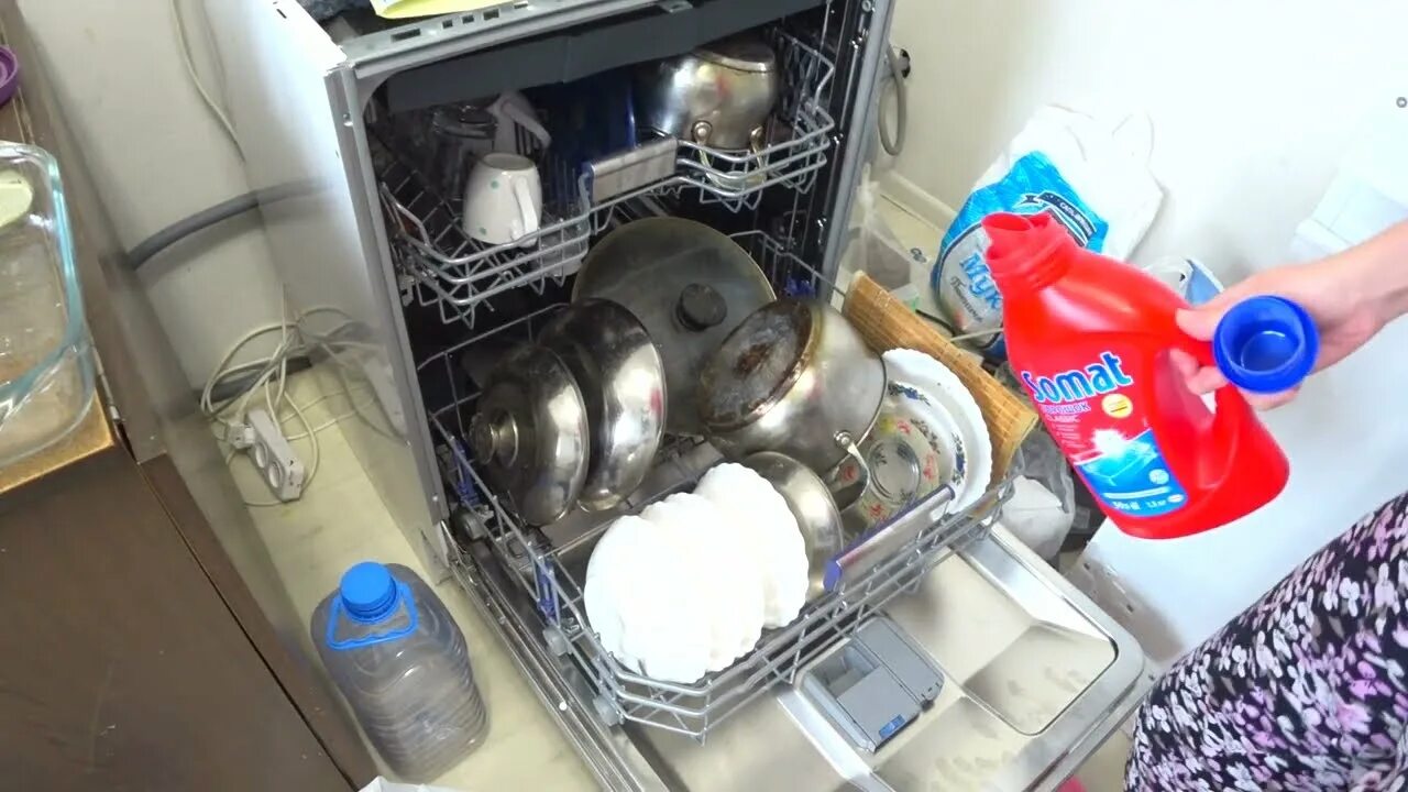 Кастрюля в посудомоечной машине. Посудомойка с грязной посудой. Посудомоечная машина и Старая сковорода. Не отмывает посуду посудомоечная машина.