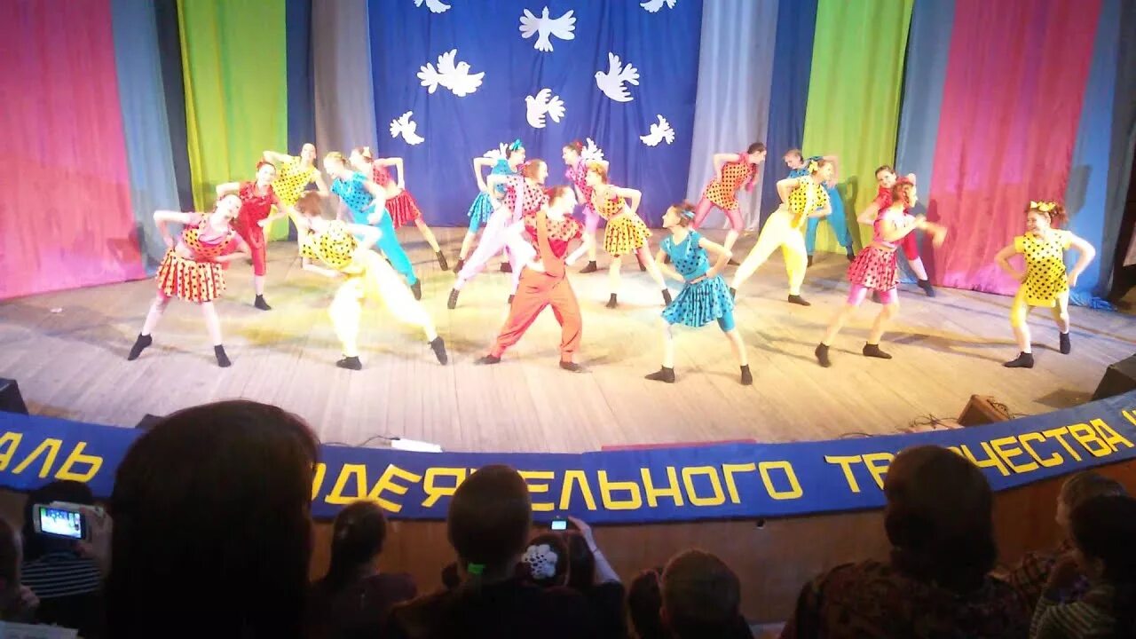 Ансамбль барабанщиц геликон. Танец с барабанами в детском саду. Детский танец барабан. Танец по барабану видео. Образцовый ансамбль танца карнавал уссурийск.