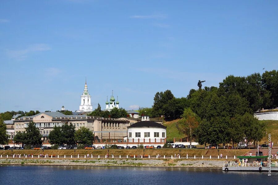 Кострома метеосервис. Город Кострома на реке Волга. Река Волга в Костроме. Кострома вид с реки. Набережная реки Волга Кострома.