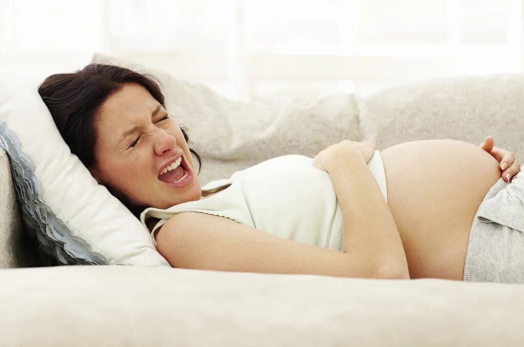 Беременная женщина в стационаре. Беременная с часами. Схватки у беременных. Схватки у беременных дома. Дыхание беременной.