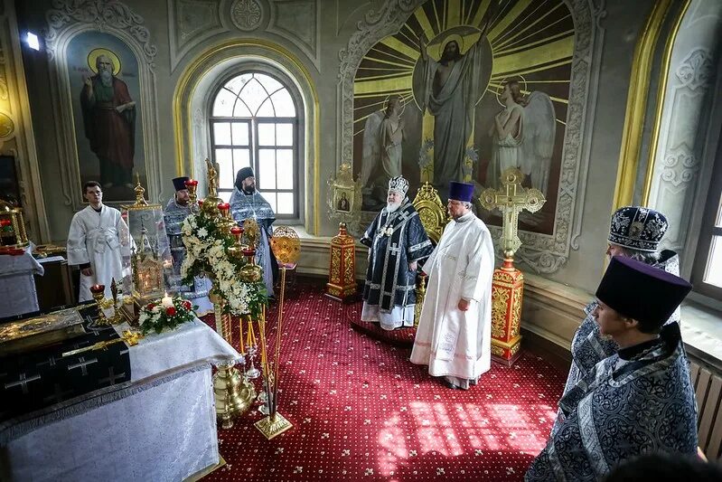 Литургия в субботу. Отпевание прихожанки храма. Лазарева суббота богослужение. Как одетьсяна богослужение великой су. В храме христа спасителя великая суббота.