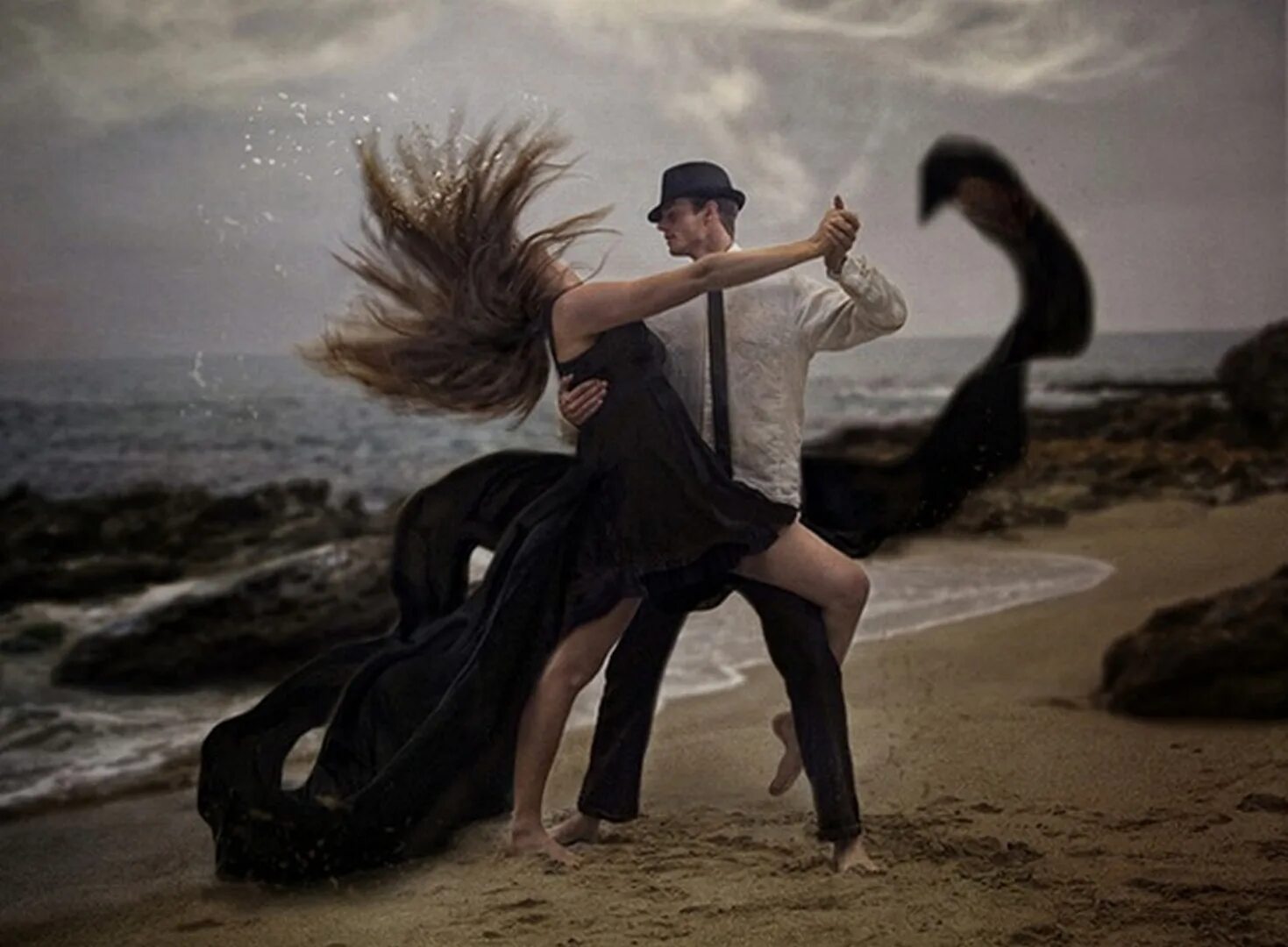 Песня потанцуем в диком танце. Танец мужчины и женщины. Танцы для влюбленных. Влюбленные в танце. Двое танцуют.