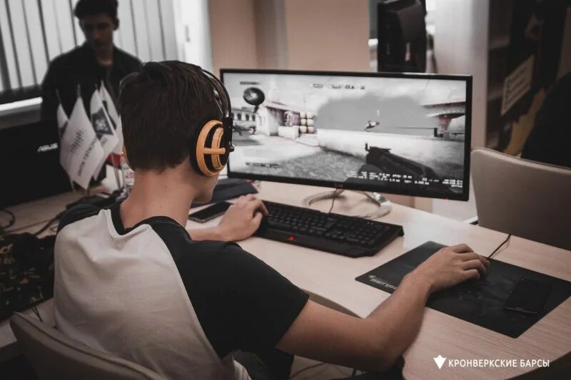 Люди играют в cs go