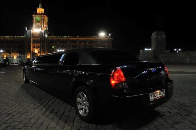 Автомобиль с водителем екатеринбург. Лимузин Инфинити qx56. Черный лимузин Крайслер. Черный лимузин ночью. Черный лимузин в ночном городе.
