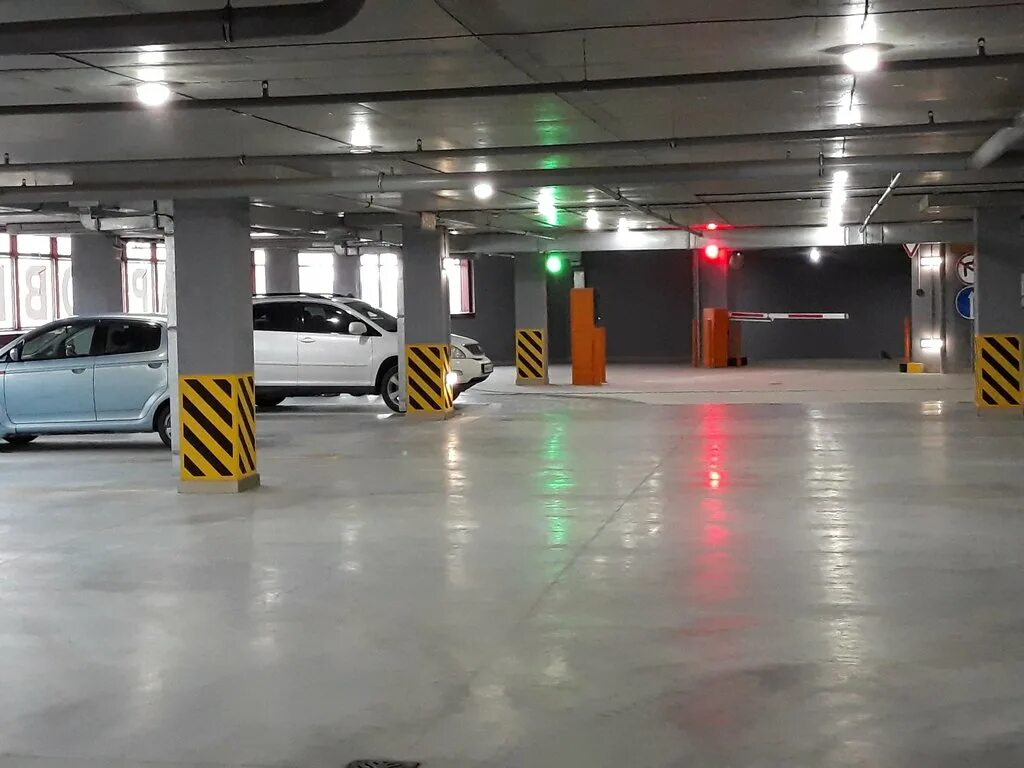 подземная парковка. парковочные места новосибирск. паркинг новосибирск. мфк манхэттен новосибирск. платные парковки в новосибирске на красном проспекте.