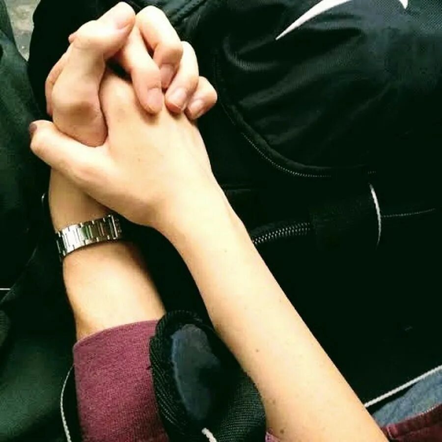 Девушка на руках у парня. Парень и девушка держатся за руки. Руки влюбленных. Рука парня и девушки правдоподобные. Рука девушки.