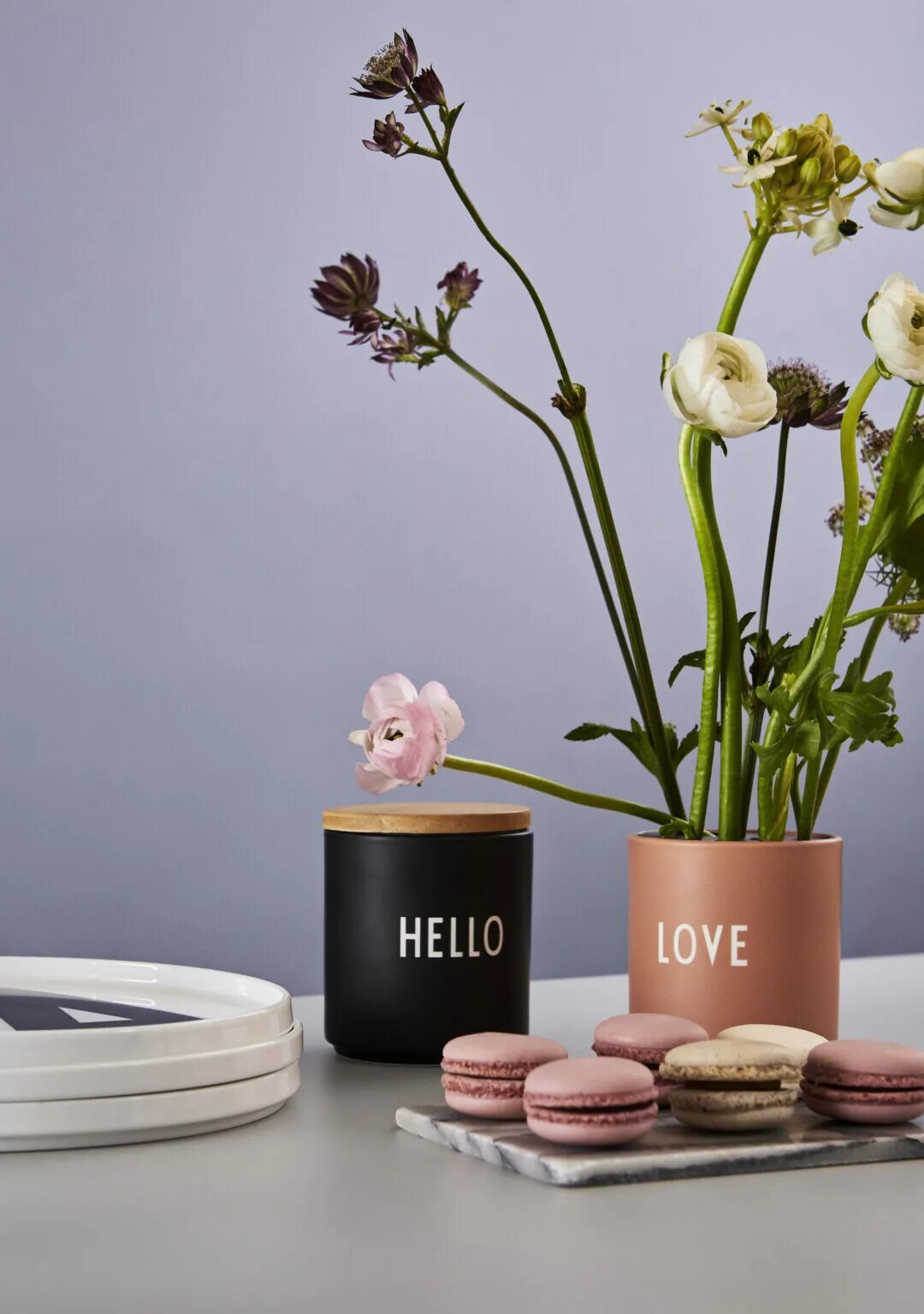 Шарик с надписью привет. Привет деревяшка. Буквы хэллоу подставка. Придверный коврик hello welcome. Hello from.