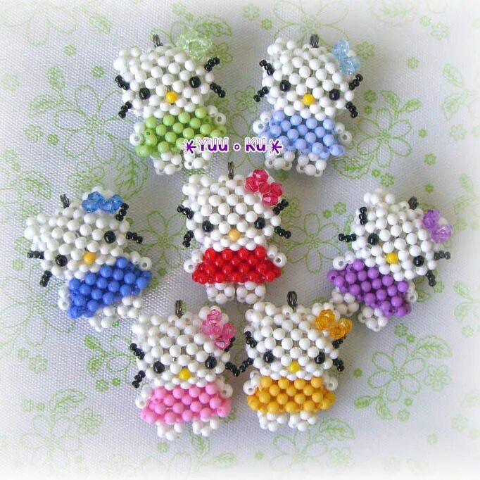 Hello kitty из бисера. Хеллоу китти бисер. хелло китти из бусин. плетение бисером хэллоу китти. китти из бисера.