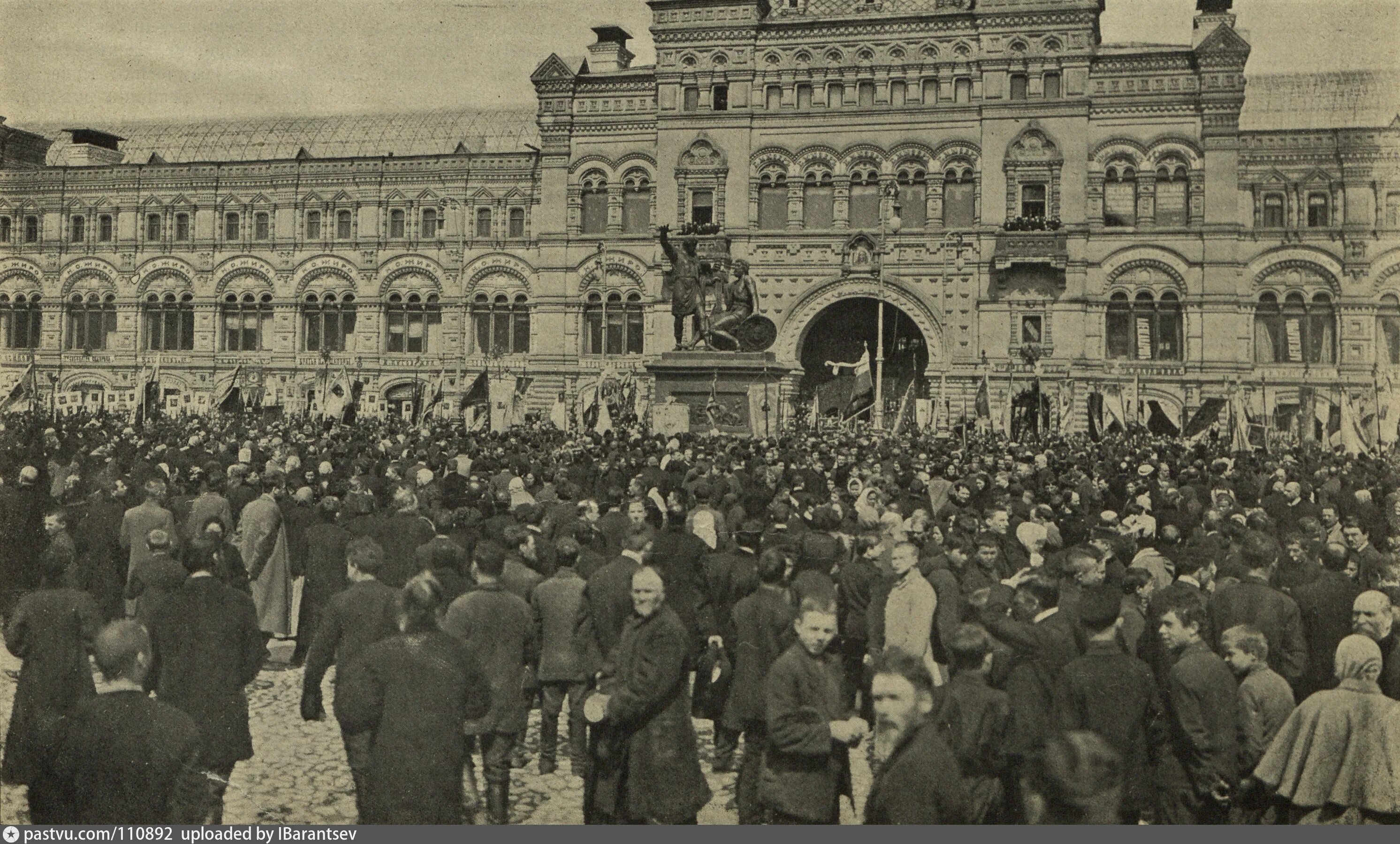 В 1907 году примкнула россия. Красная площадь ГУМ парад 1918. 1 Мая 1918 года красная площадь. Нижние торговые ряды на красной площади. Монархисты 1917.