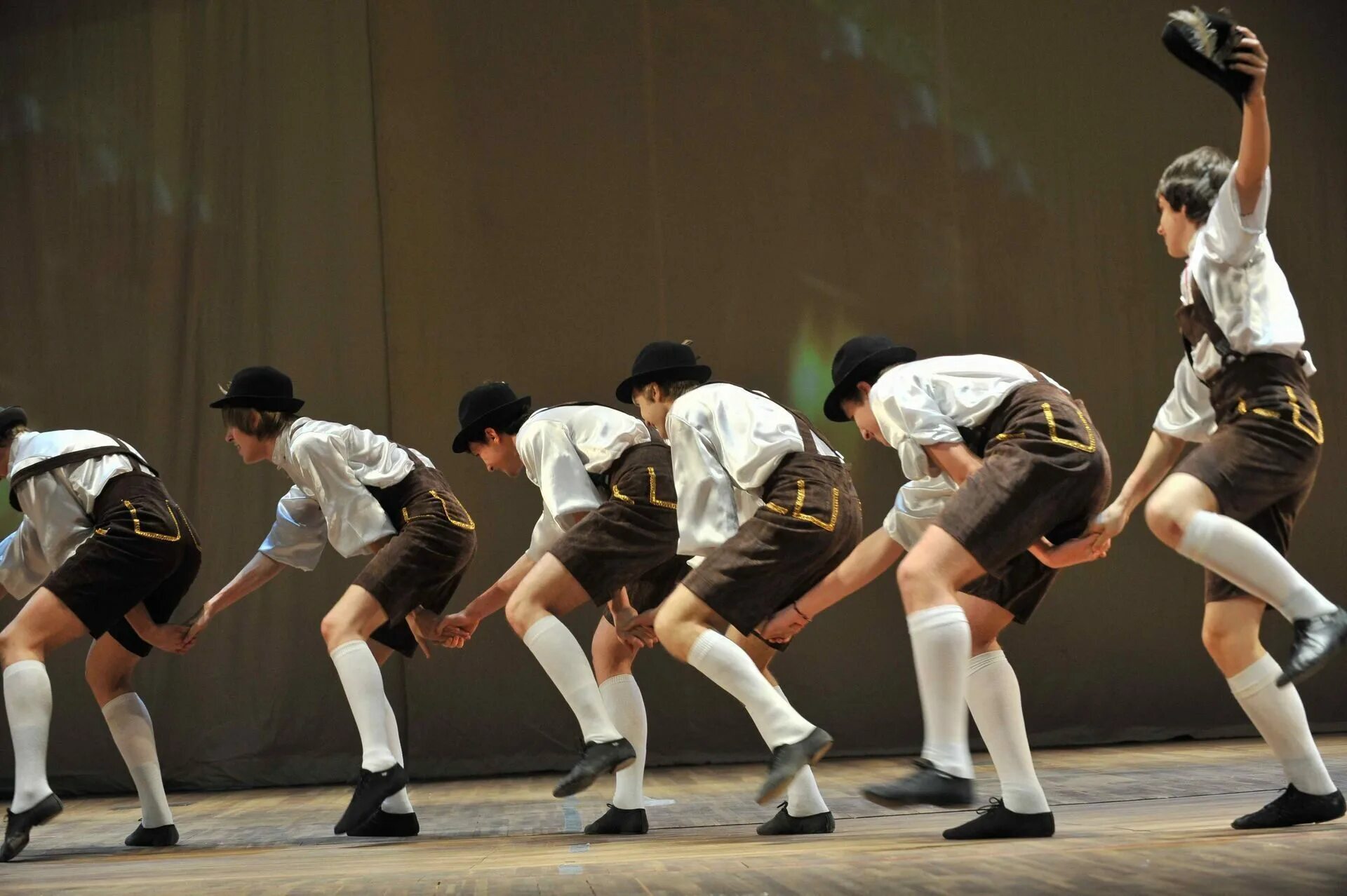 Танцы на тнт 4 сезон. Танец мужчина. Артем овчаренко. Танец мужчина. Джеймс бургес танцы народов мира.