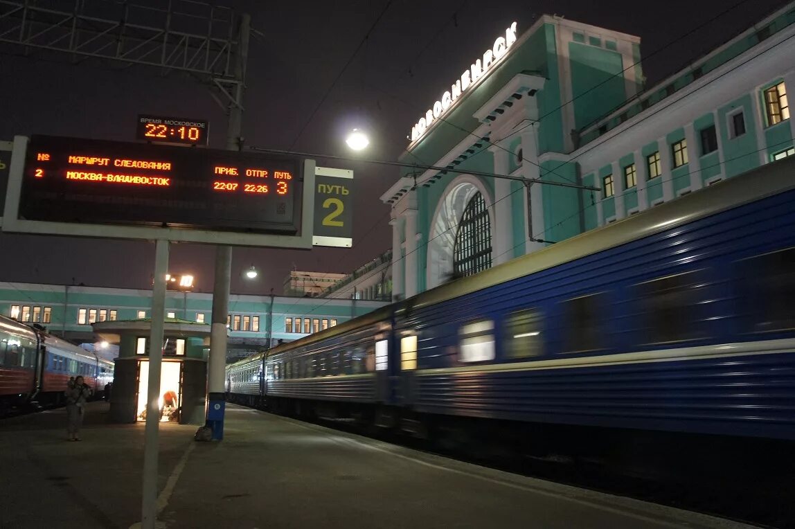 Есть ли поезд новосибирск. Поезд Новосибирск. Поезд Новосибирск ночью. Вокзал Новосибирска из поезда фото. Фото поезда Новосибирск Омск зимой.