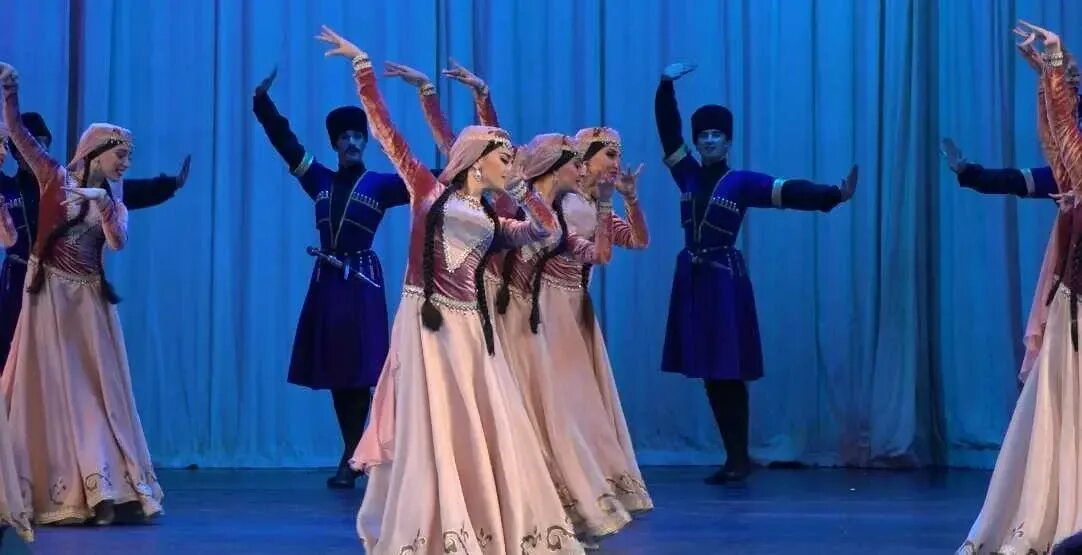 Московский ансамбль танца алан. Национальный танец озарбайжон. Алан ансамбль северной осетии. Кочари азербайджанский танец юнеско. Азербайджанский танец для детей.
