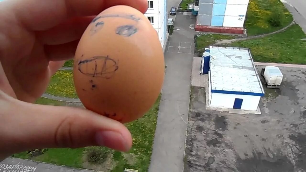 Яйцо на балкон. Кидать яйца с балкона. Кидались яйцами с окна. Кидает яйцо.