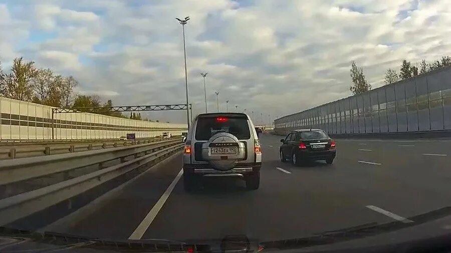 Движения в левом ряду. Езда в левом ряду. левый ряд на трассе. тихоход на дороге. езда по автомагистрали в левом ряду.
