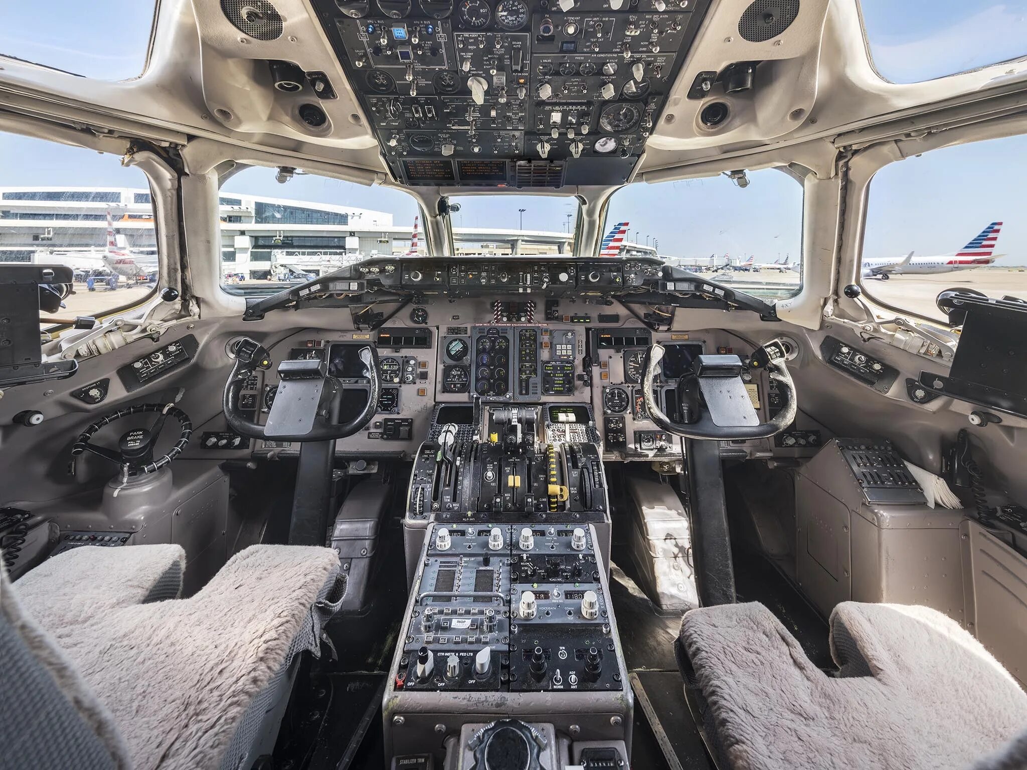 Мд 80. MD 80 кабина. MCDONNELL Douglas MD-80 кабина. MD-80 Cockpit. Md80 самолет кабина.