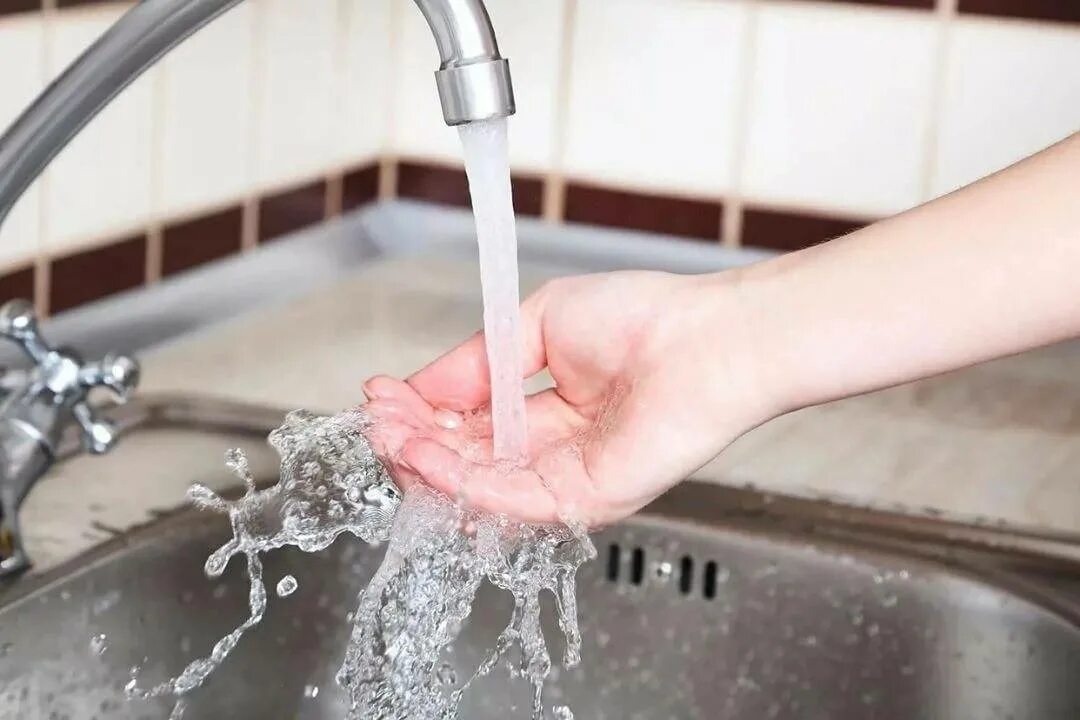 Ополаскивание проточной водой. Шампунь и сода для волос. Желудочный зонд для промывания желудка техника. Промыть вид. Мытье волос в парикмахерской.