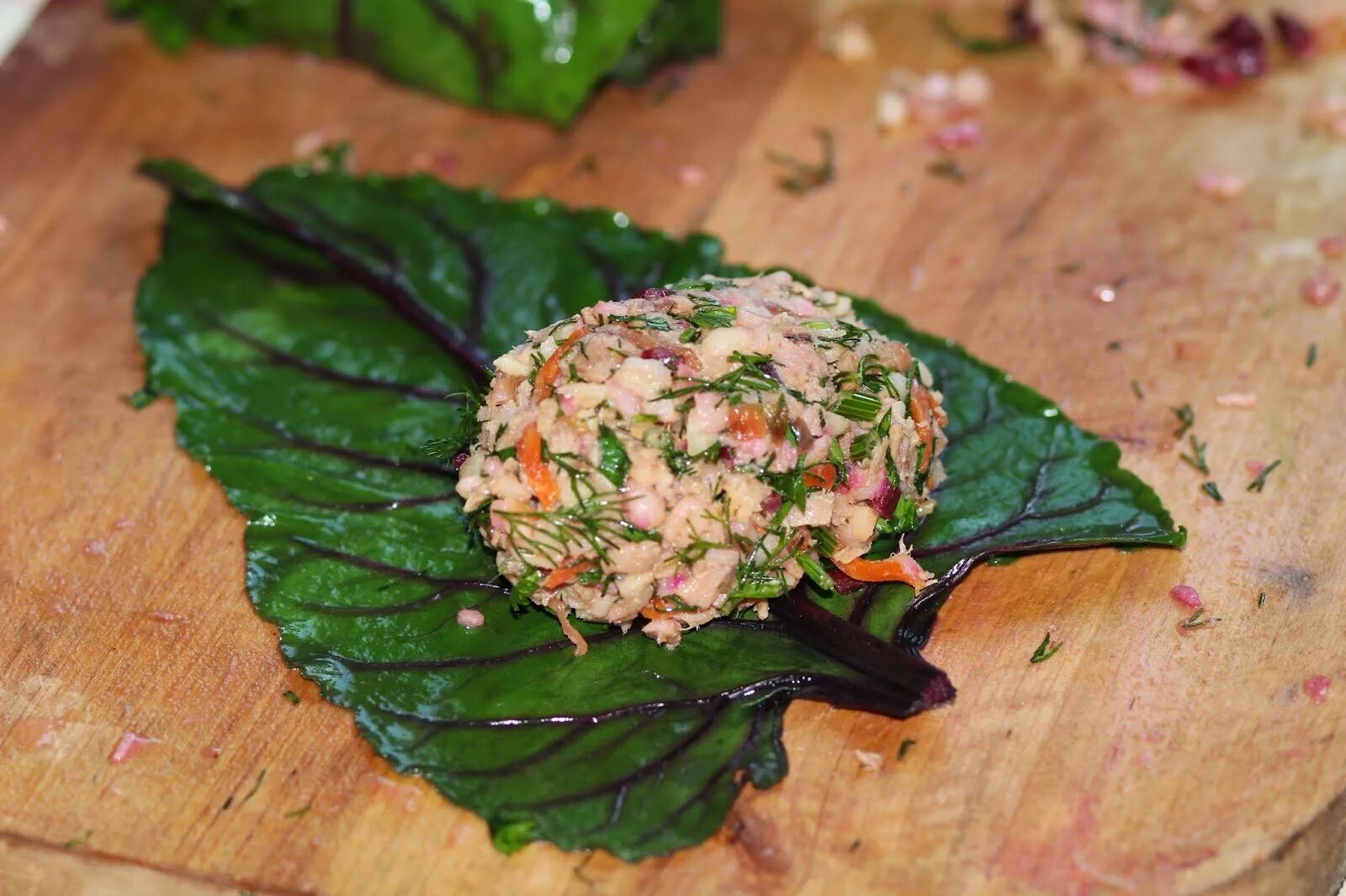 Голубцы из ревеня листьев рецепт с мясом. Голубцы из свекольной ботвы. голубцы в свекольных листьях. голубцы из свекольных листьев с рисом и фаршем. голубцы с рубленым мясом в свекольных листьях.