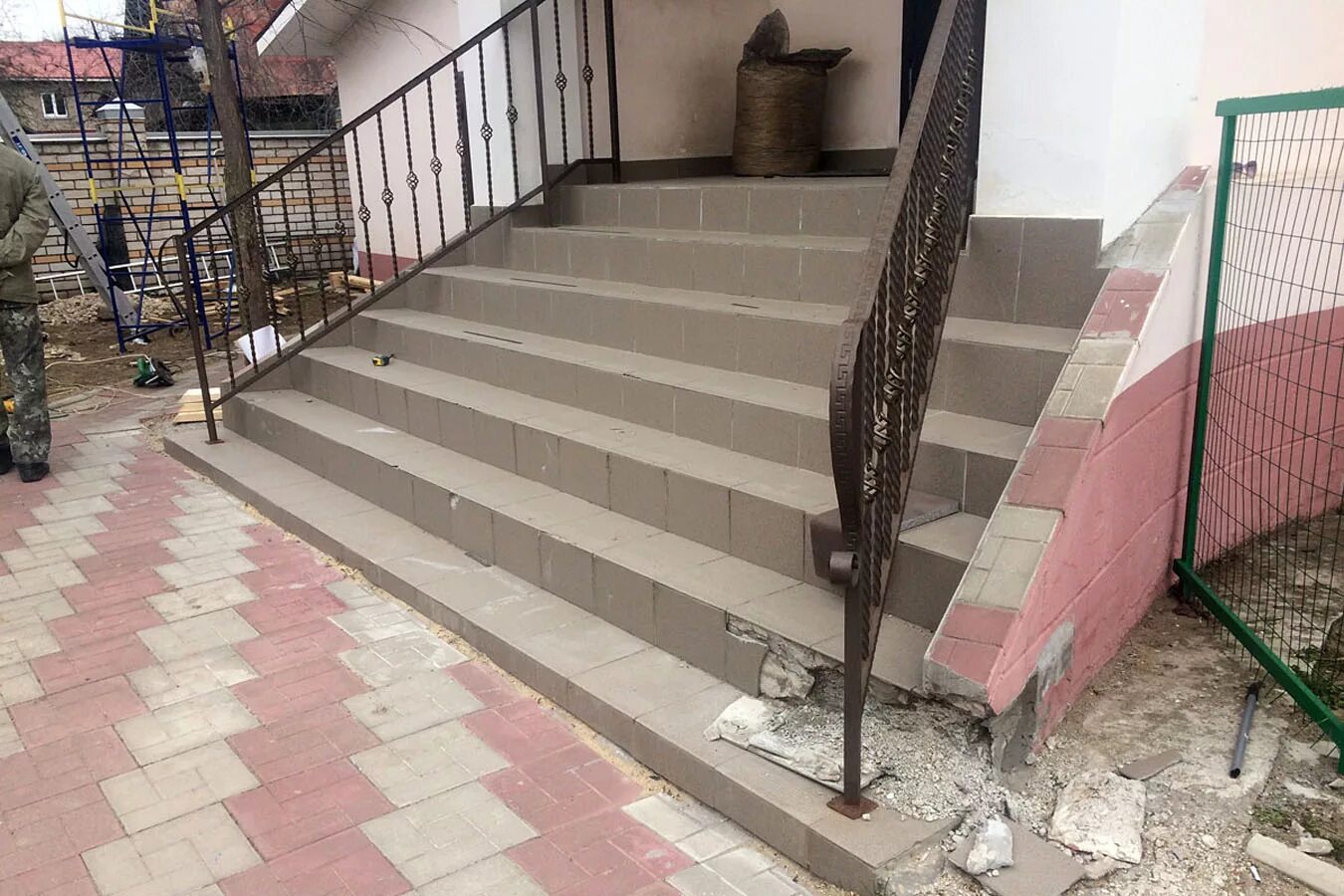 Плитка отвалилась. Полимерпесчаная плитка на ступени крыльца. Крыльцо из плитки. Ступеньки из пеноблоков. Профи укладка плитки на крыльцо.