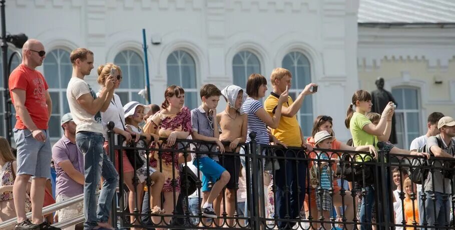 Куда можно сходить в омске с девушкой. Куда сходить в омске. Воскресенский сквер омск каток. Куда сходить в омске. Каток мега омск на улице.