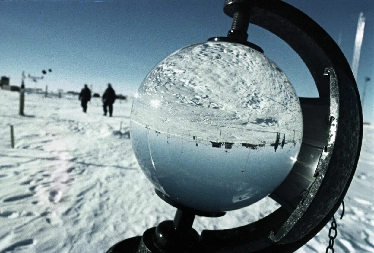 На полюсах всегда день. Южный полюс станция Восток. Антарктической научной станции «Восток» 1957 год. Научная станция Восток в Антарктиде  исследователи. Северный полюс станция Восток.
