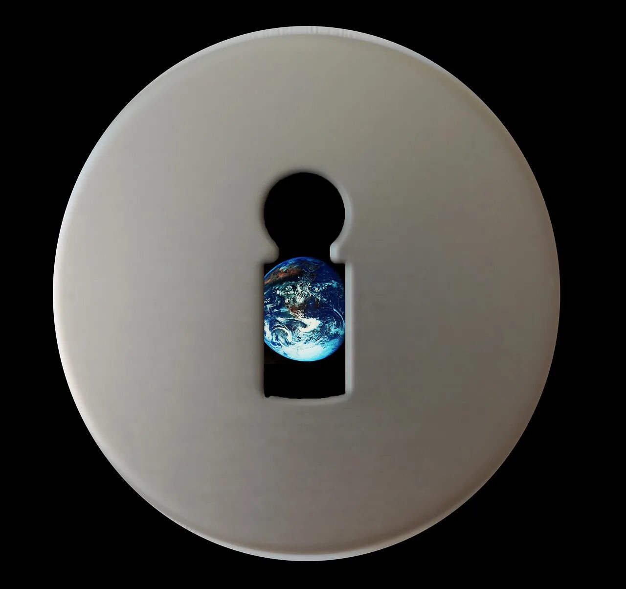 Earth key. Keyhole современная. peephole минимализм. ключевое отверстие. фото отверстия в земле.