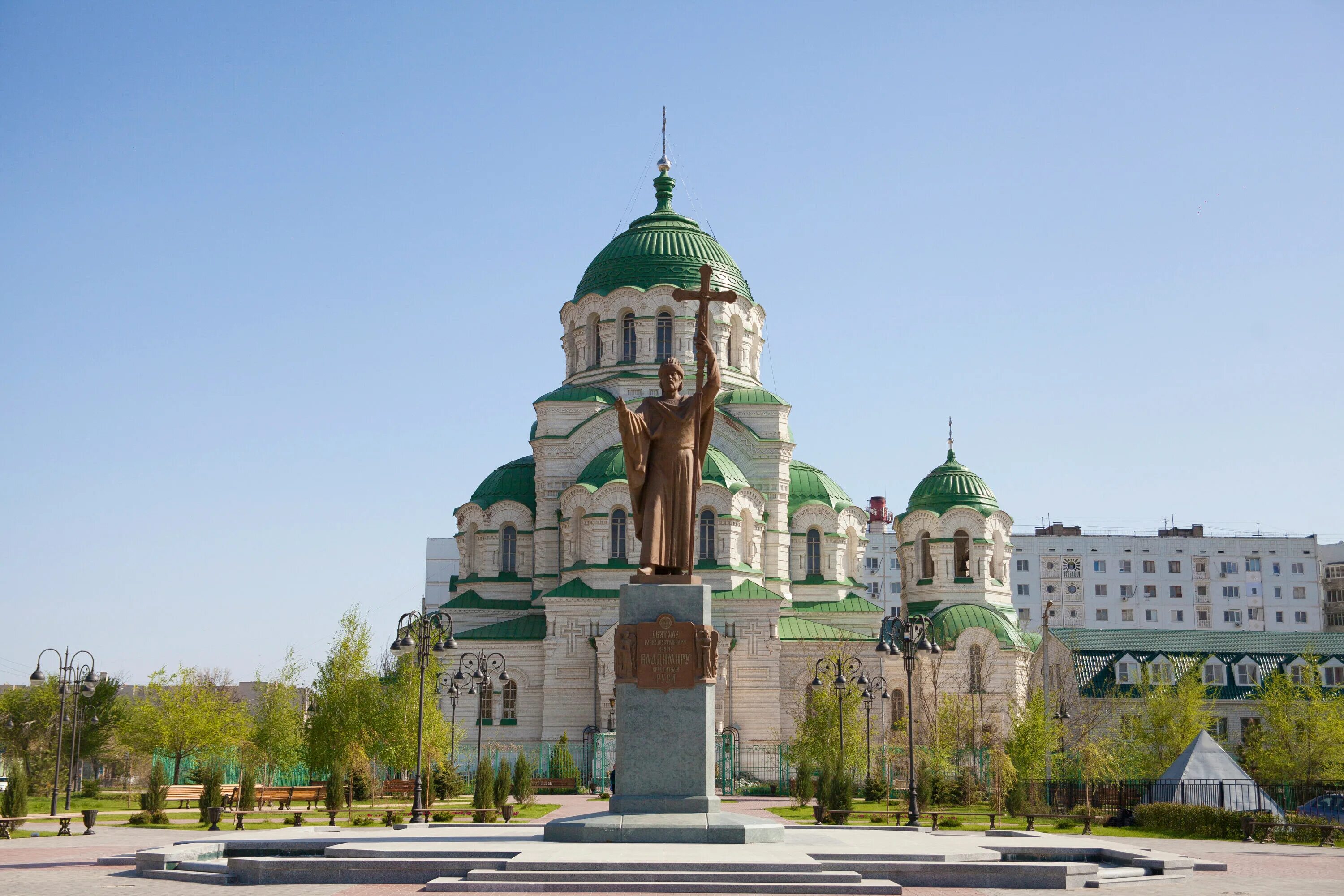 Памятники культуры астраханской области. Памятник Святого Владимира Астрахань. Храм Святого Владимира Астрахань сверху. Памятник князю Владимиру в Астрахани.