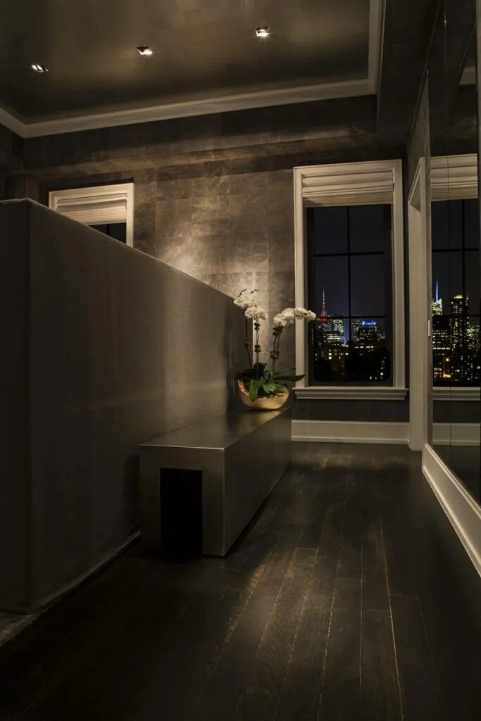 Кпре тёмное внутри светлое. Пустой коридор школы. Внутри было темно. Заброшенное здание. Полумрак в храме.