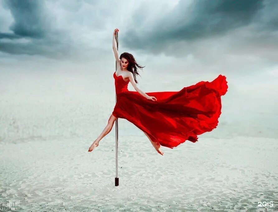 Как правильно развивающийся или развевающийся. Развиваться развеваться. Как правильно развивающийся или развевающийся. Как правильно развивающийся или развевающийся. Правописание развивать и развевать.