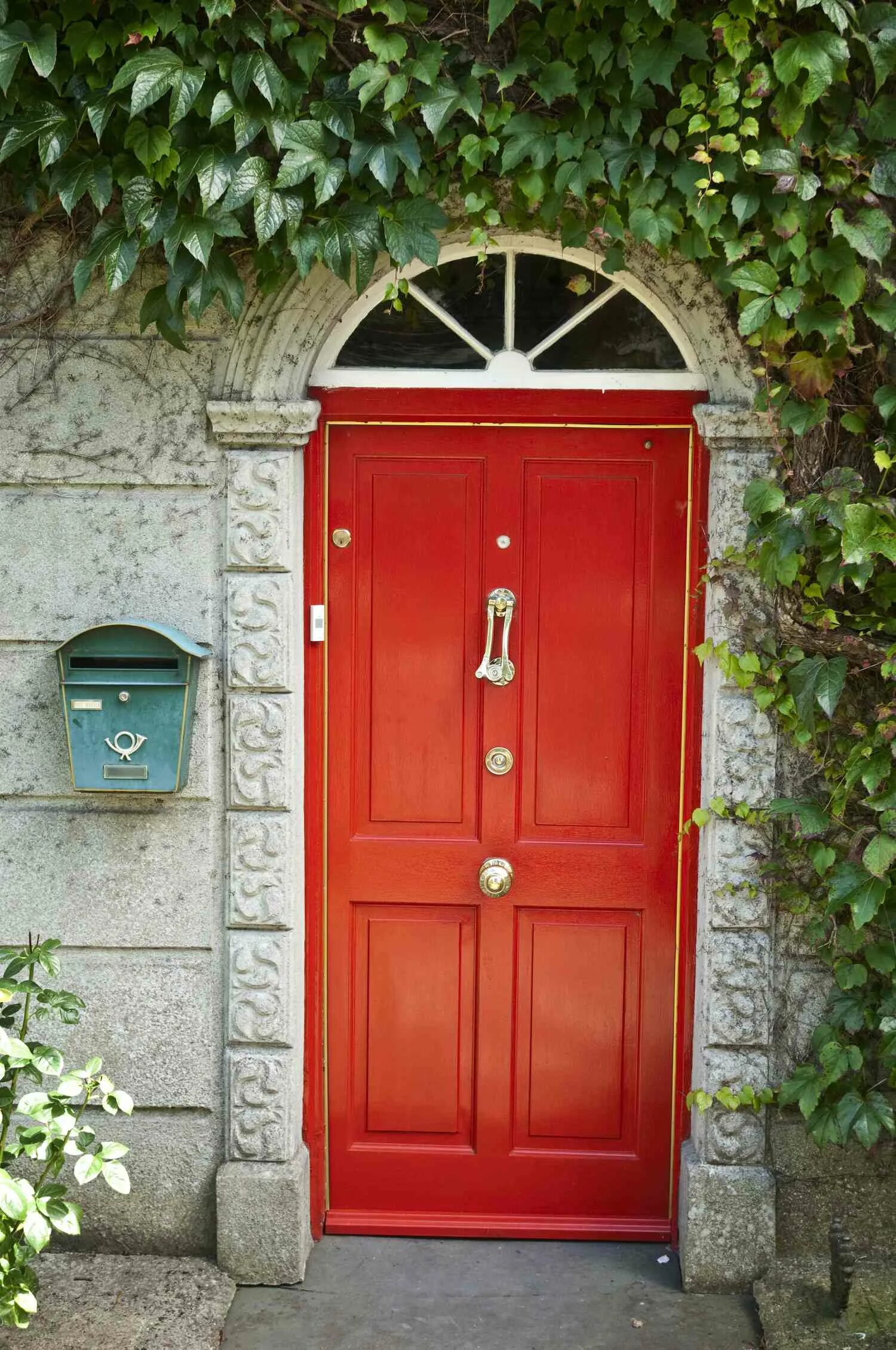 Красивые двери. Красная входная дверь в дом. Входная дверь красного цвета. Красная уличная дверь.