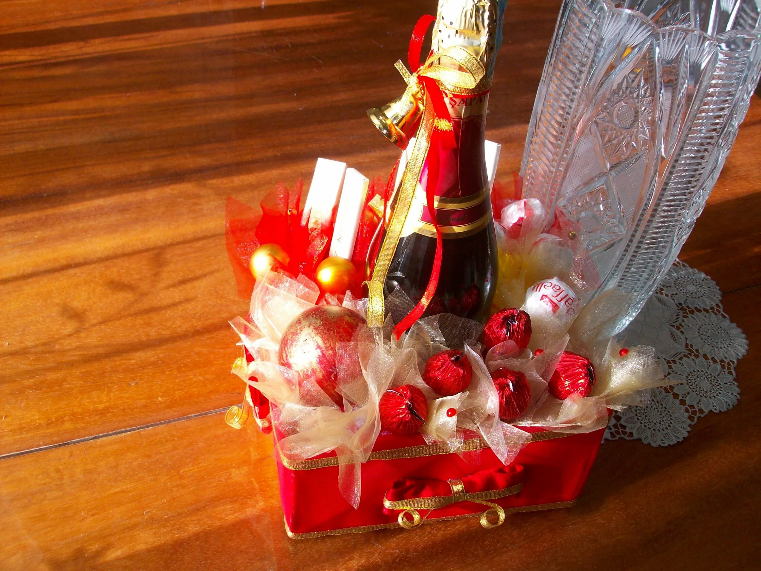 Конфеты в подарочной упаковке. Как упаковать шампанское и коробку конфет. Как упаковать шампанское и коробку конфет. Шампанское и конфеты. Новогодний подарок в прозрачной упаковке.