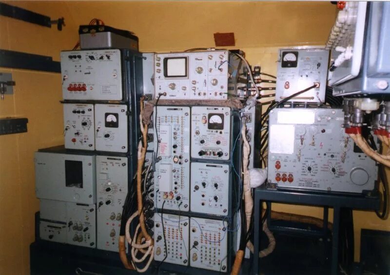 Аппаратура где. Аппаратура для тензоизмерений. Радиоприемник (аппаратура связи) р-419а. Релейная радиостанция р-405. Запросчик 1л24.
