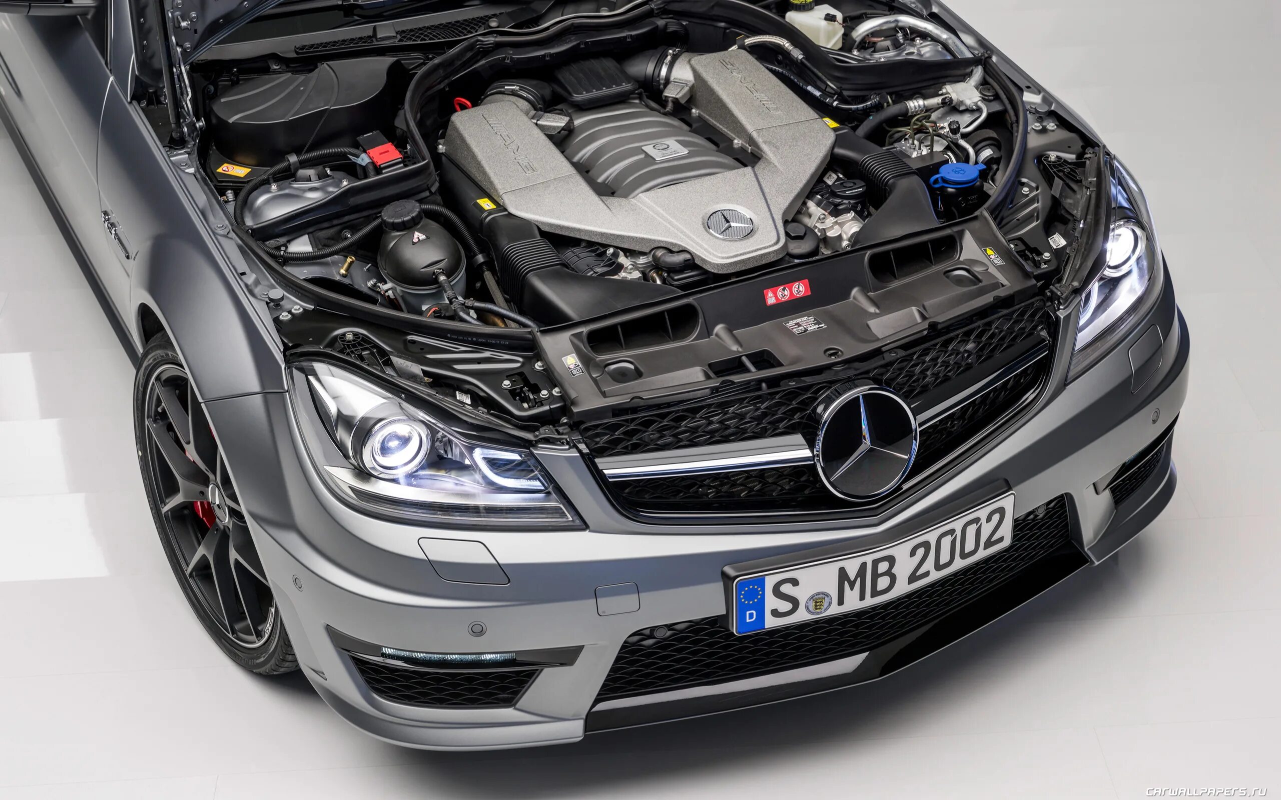 Mercedes motors. C63 AMG мотор. Mercedes Benz c63 AMG. Мерседес c63 AMG двигатель. АМГ 63 Мерседес мотор.