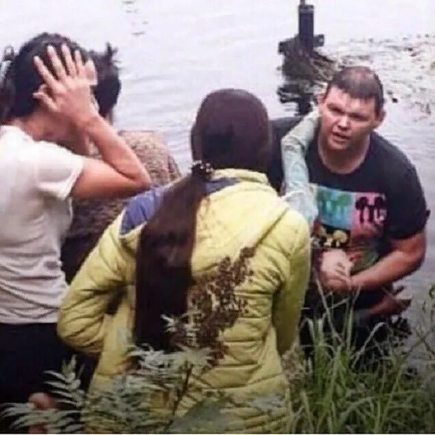 Спасение тонущего мальчика. Мальчики в бассейне. Спас с сестрой. Пятилетний мальчик. Питер пэн 2003 русалки.