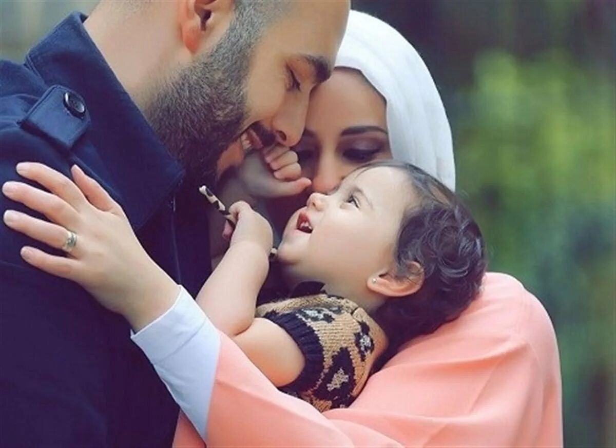 Мусульманская счастья. Мусульманская семья. Счастливая мусульманская семья. Мусульманская пара с ребенком. Мусульманская семья с детьми.